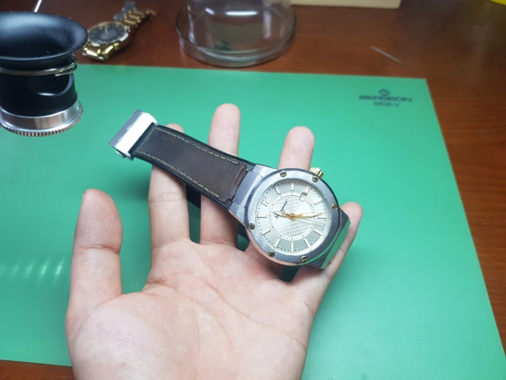 Dây cũ của đồng hồ trước khi thay