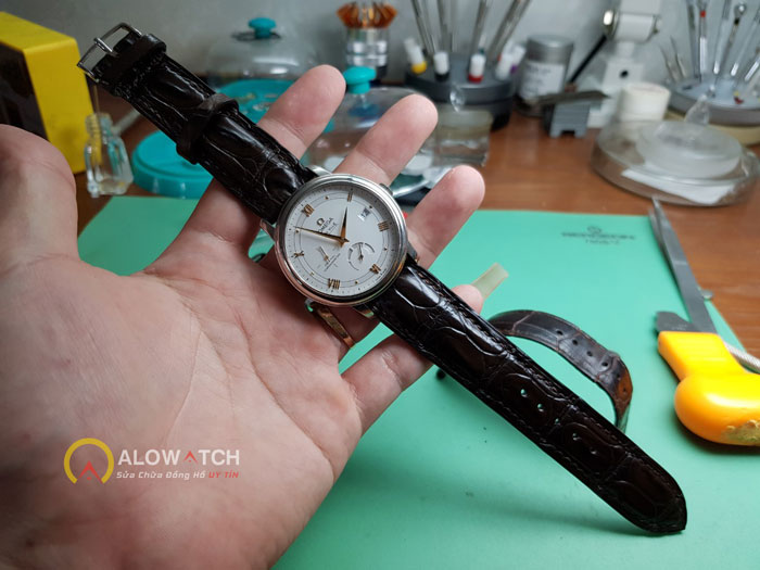 Thay dây da thật mới cho dây đồng hồ Omega bị bong tróc
