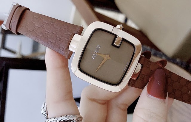 Đồng hồ Gucci với dây da được dập chi tiết hoa văn độc quyền