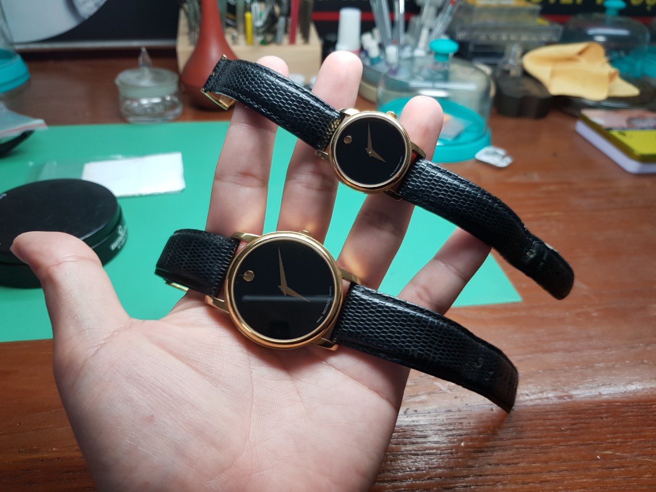 Kỹ thuật viên Alowatch thực hiện thay dây Movado mới tại quầy