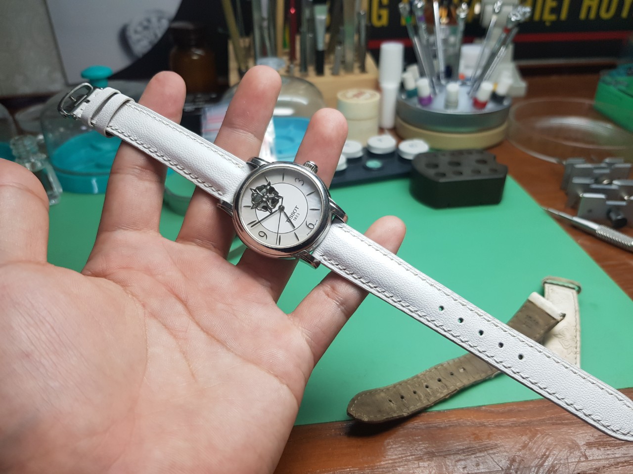 Kỹ thuật viên thay dây Tissot thủ công bằng dụng cụ chuyên dụng tại Alowatch