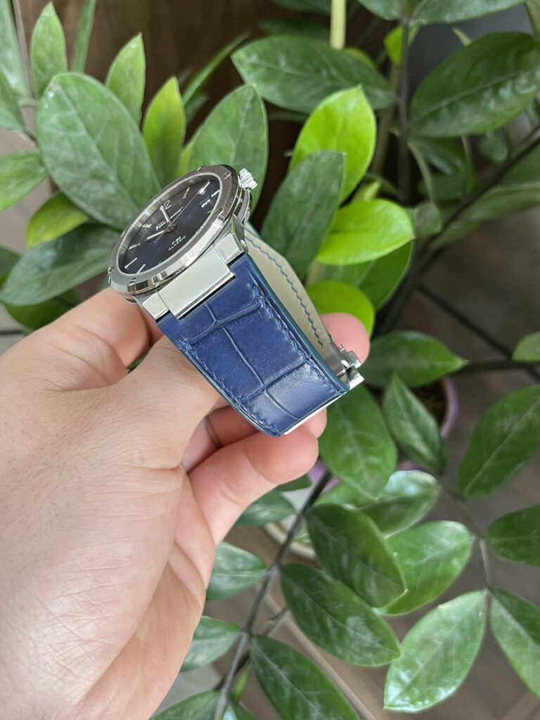 Gia công bởi nghệ nhân nhiều kinh nghiệm, đảm bảo độ bền và thẩm mỹ.