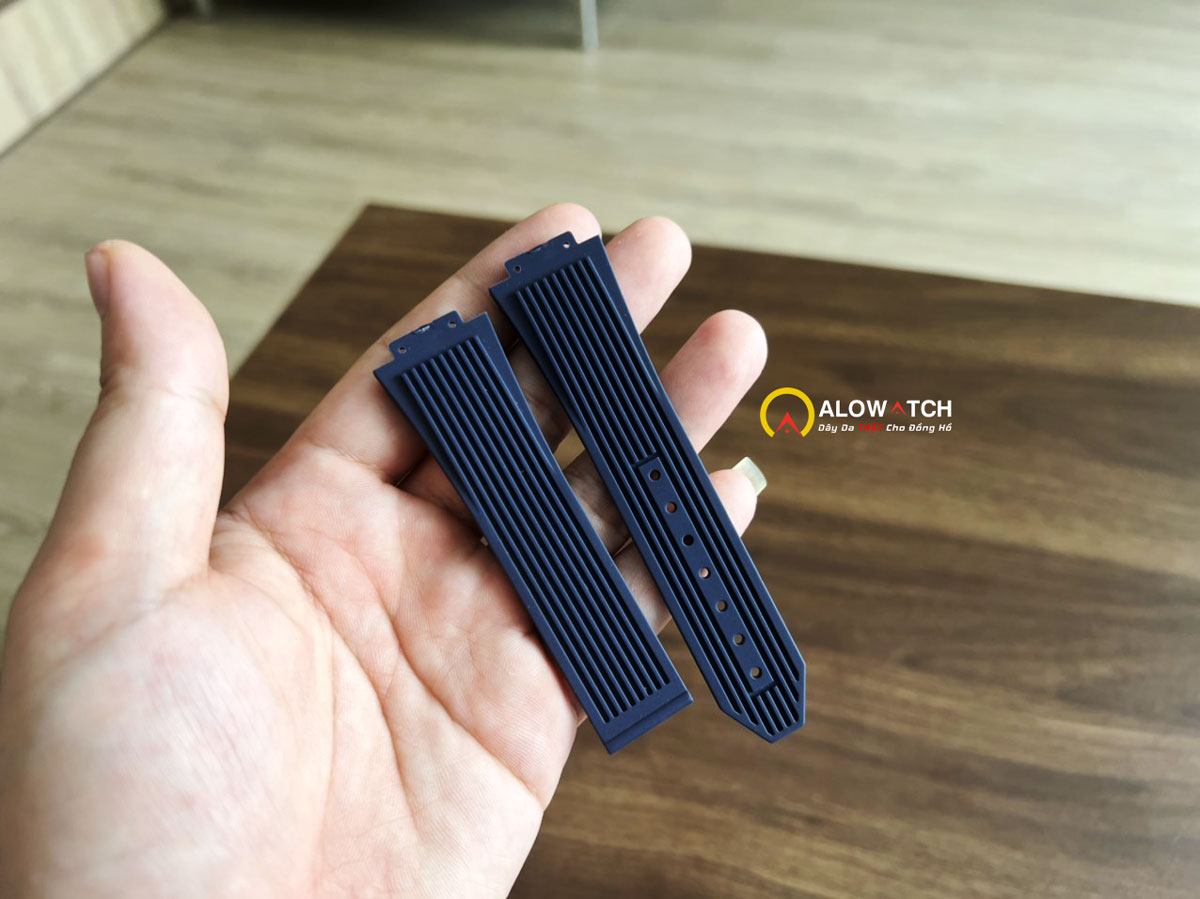 Thay dây đồng hồ Hublot cao su kẻ sọc xanh