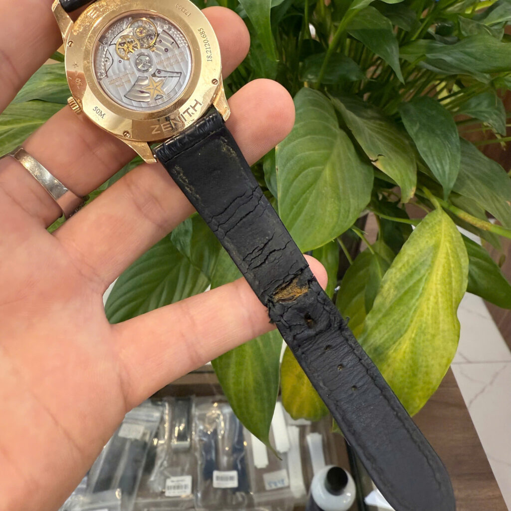 Hình ảnh cặp dây da cũ của chiếc Zenith