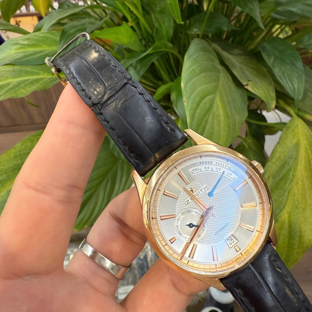 Hình ảnh cặp dây da cũ của chiếc Zenith