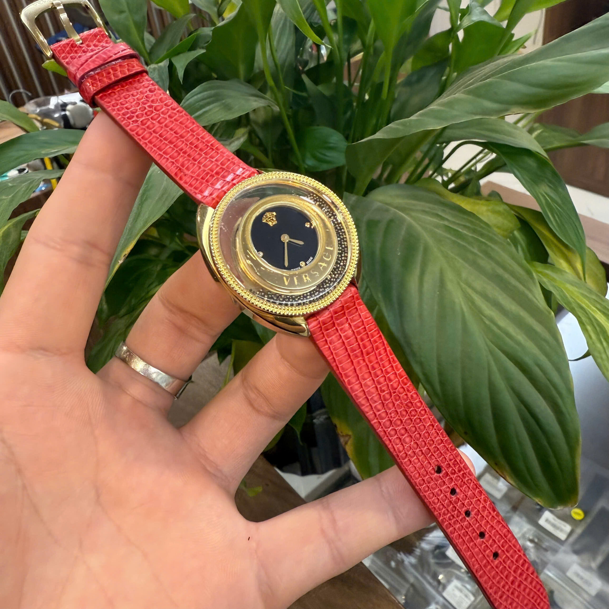 Dây đồng hồ Versace làm từ da kỳ đà được nhuộm đỏ