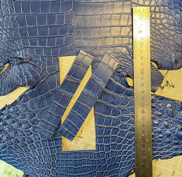 Quy trình cắt dây đồng hồ Richard Mille từ da cá sấu thật