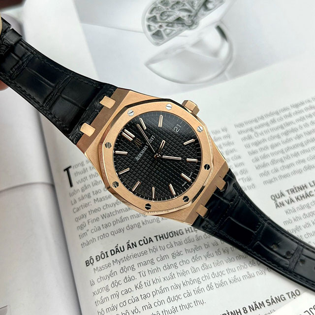 Tự thay dây cho Audemars Piguet thường tiềm ẩn nhiều nguy cơ trầy xước đồng hồ