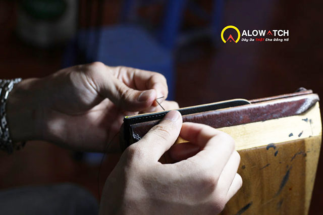 Alowatch đang làm dây da đồng hồ thủ công