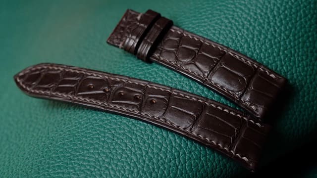 Dây da cá sấu đen bóng cho đồng hồ Roger Dubuis