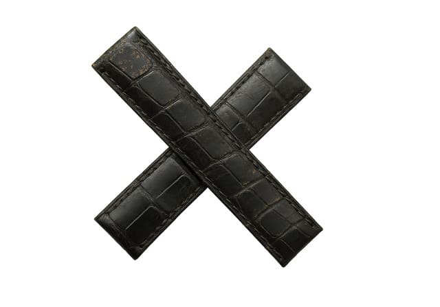 Dây đồng hồ Tag Heuer cũ cần thay thế vì bong tróc, mất thẩm mỹ