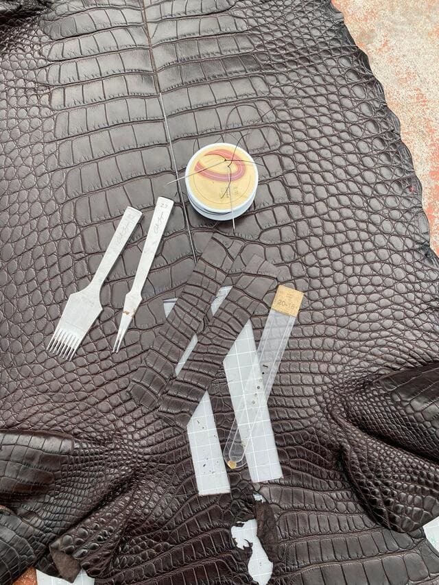 Chất liệu da cá sấu thủ công dùng làm dây đồng hồ Stowa