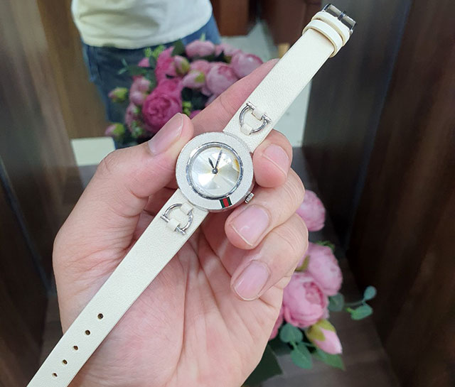 Đồng hồ Gucci dây da bò trắng