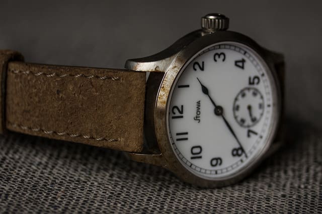 Dây đồng hồ Stowa bị bong tróc, cứng và xuống màu sau thời gian sử dụng