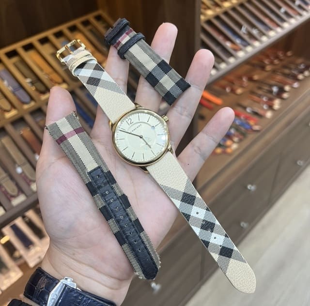 Dấu hiệu dây đồng hồ Burberry cần thay mới như bong, cứng và bạc màu