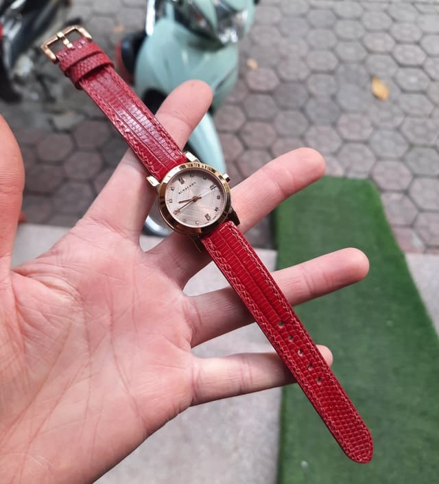 Dây da kỳ đà thủ công – giữ đúng dáng Burberry, vân sang trọng