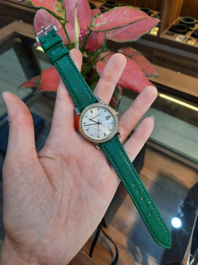Khách hàng kiểm tra dây đồng hồ Burberry sau thay mới tại cửa hàng