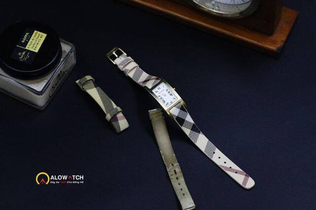 Thay dây đồng hồ Burberry bị bong tróc sau thời gian dài sử dụng