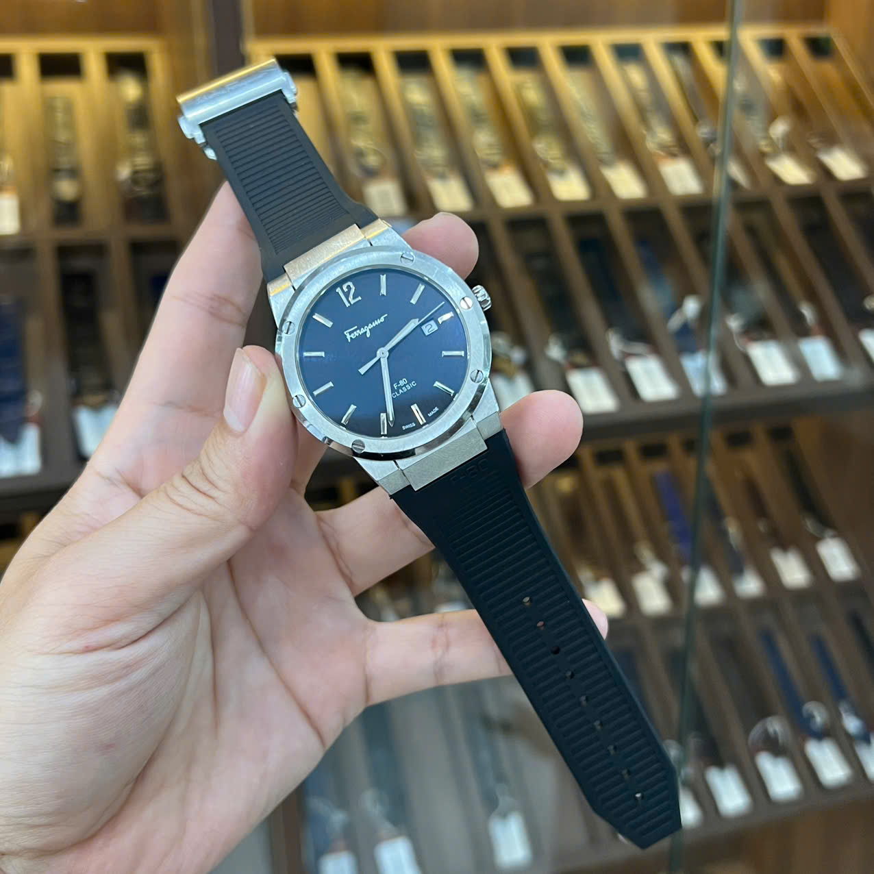 Thực tế dây đồng hồ Ferragamore F80 cao su đen