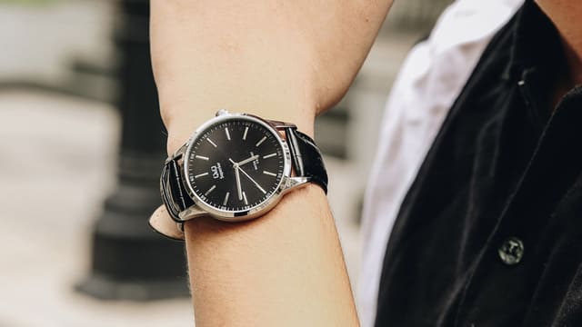 Phối dây da phù hợp cho đồng hồ mặt đen theo phong cách