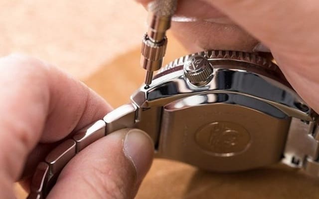 Kỹ thuật viên tại Alowatch thay dây đồng hồ cơ bằng tay, sử dụng dụng cụ chuyên dụng