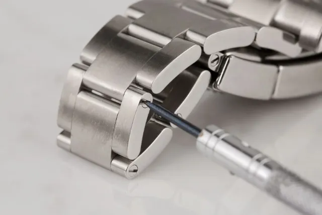 Các bước tháo mắt dây Rolex đơn giản tại nhà
