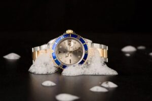 cach-ve-sinh-day-dong-ho-rolex-kim-loai-tai-nha
