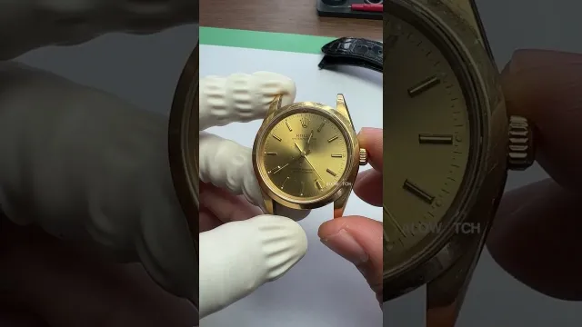 Kỹ thuật viên thay dây Rolex tại trung tâm uy tín
