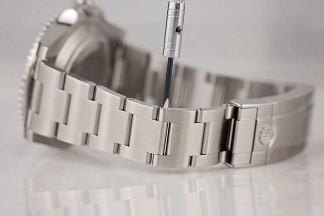 Tháo chốt dây đồng hồ khá đơn giản