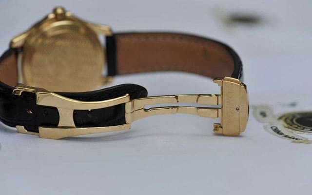 Khóa bướm đồng hồ là loại khóa được thiết kế với cánh gập đối xứng, mô phỏng hình đôi cánh bướm