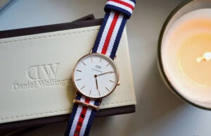 Cách đeo đồng hồ Daniel Wellington dây vải