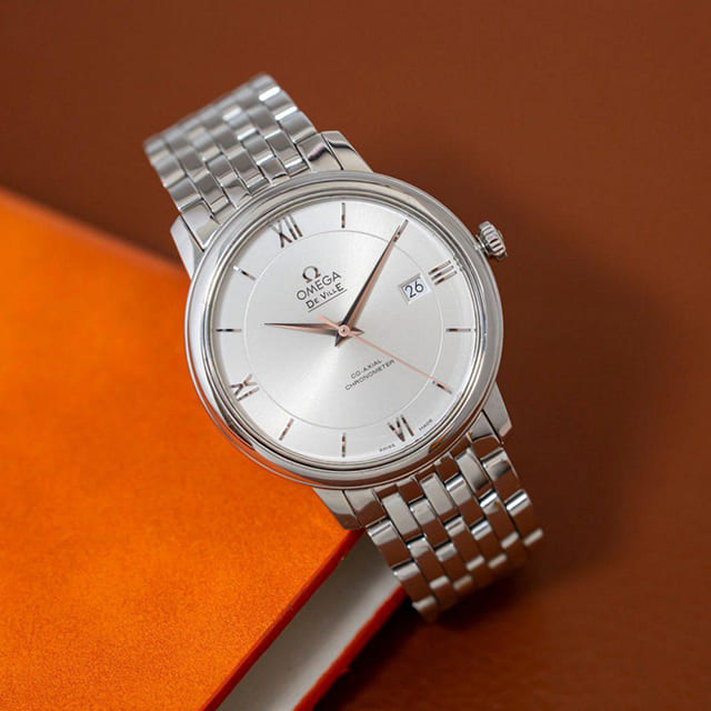 Omega De Ville Automatic Chronometer Co-Axial nổi bật với dây thép vảy rồng, mặt kính sapphire