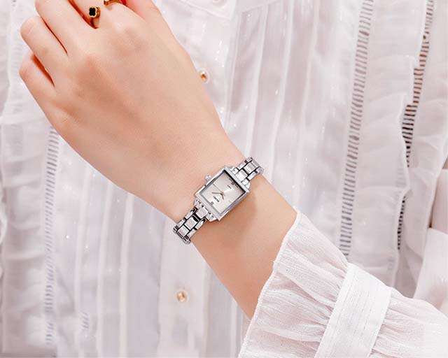 Những người có cổ tay nhỏ nên ưu tiên đồng hồ dây kim loại mắt nhỏ