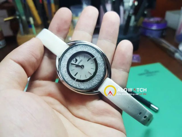 Vệ sinh nhẹ, thay pin đúng hạn giúp đồng hồ bền lâu