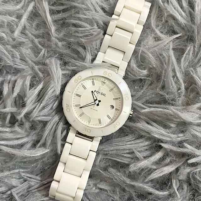 Đồng hồ dây Ceramic dễ vỡ nên tránh va đập mạnh