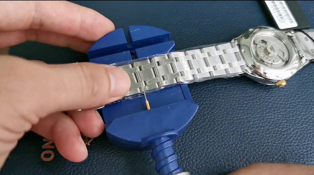 Cách tháo dây kim loại đồng hồ