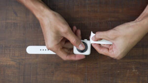 Cách thay dây đeo đồng hồ Apple Watch