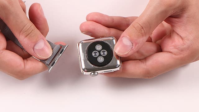 Tháo dây ra khỏi đồng hồ trước khi vệ sinh