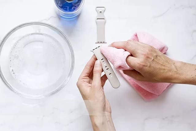 Dùng cồn y tế hoặc dung dịch vệ sinh chuyên dụng