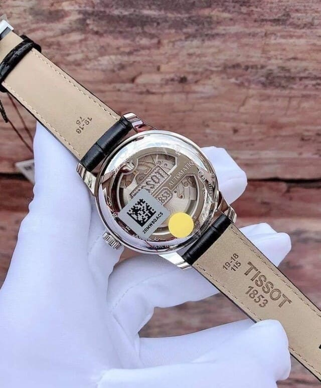 Logo Tissot rõ nét, khắc “Tissot 1853” mặt trong