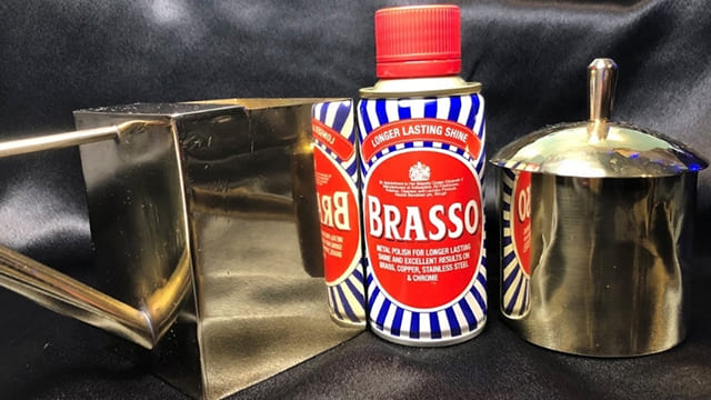 Sử dụng brasso giúp làm bóng dây đồng hồ hiệu quả