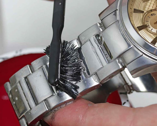 Sử dụng dung dịch đánh bóng kim loại chuyên dụng