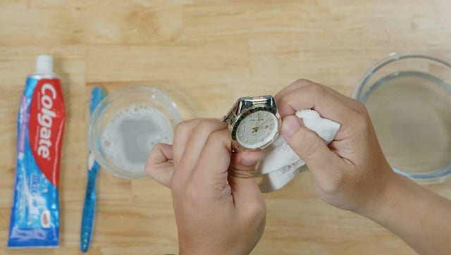 Sử dụng kem đánh răng để đánh bóng dây đồng hồ kim loại