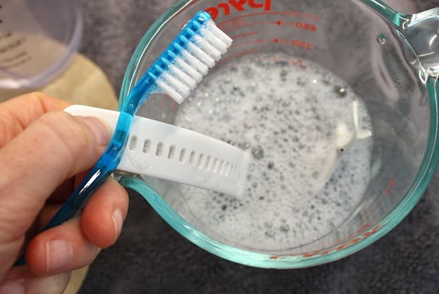 Sử dụng nước xà phòng loãng để tẩy trắng