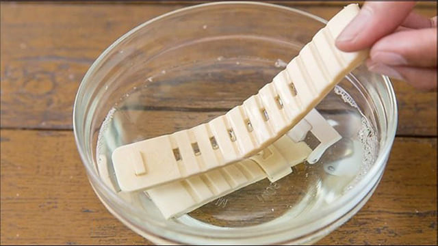 Dùng giấm trắng để vệ sinh dây đồng hồ cao su