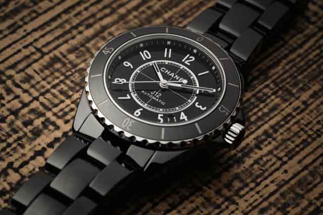 Dây đồng hồ Ceramic trọng lượng nhẹ, tạo cảm giác thoải mái khi đeo