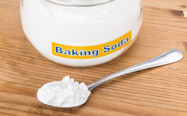 Xử lý dây đồng hồ kim loại bị xước bằng baking soda