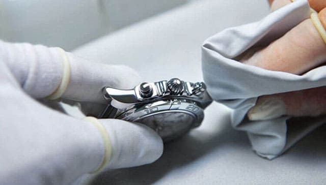 Xử lý dây đồng hồ kim loại bị xước bằng dung dịch chuyên dụng