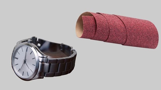 Xử lý dây đồng hồ kim loại bị xước bằng giấy nhám mịn