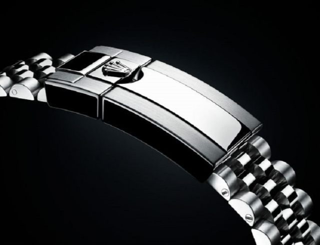 Logo sắc nét, khóa mượt mà mới là Rolex thật